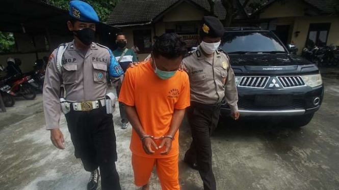 Polisi menunjukan tersangka berinisial ISW saat rilis kasus penipuan di Polsek Godean, Sleman, D.I Yogyakarta, Rabu (6/5/2020). 