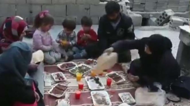 VIVA Militer: Keluarga korban perang Suriah.