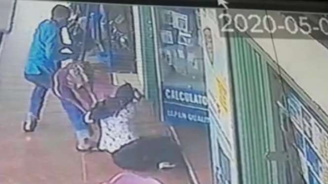 angkapan layar video CCTV seorang Bendahara BNN Kabupaten Empat Lawang, Sumatera Selatan, dijambret oleh seorang tak dikenal di depan sebuah toko di kawasan Tebing Tinggi, Rabu siang, 6 April 2020.