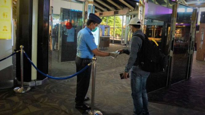 Petugas keamanan memeriksa seorang calon penumpang pesawat udara di Bandara Soekarno-Hatta, Tangerang, Banten.