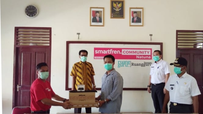 Penyerahan bantuan oleh Smartfren Natuna team ke beberapa sekolah di Natuna.