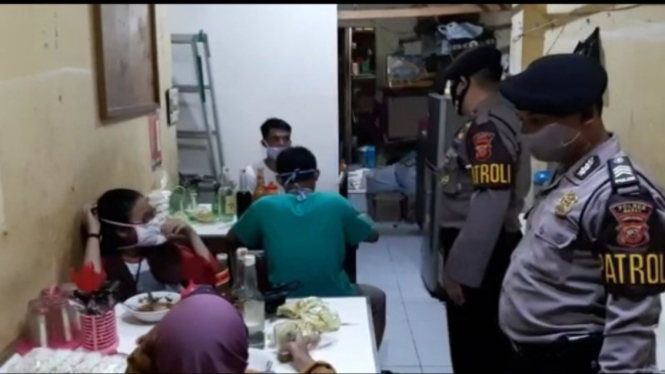 Polisi memergoki warung makan penuh dengan warga saat PSBB di bulan Ramadhan
