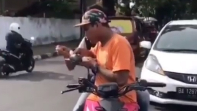 Viral Dua Remaja Asyik Makan di Jalan Saat Waktu Puasa