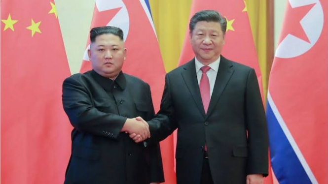 Pemimpin Korut, Kim Jong-un, bersama Presiden China, Xi Jinping. 