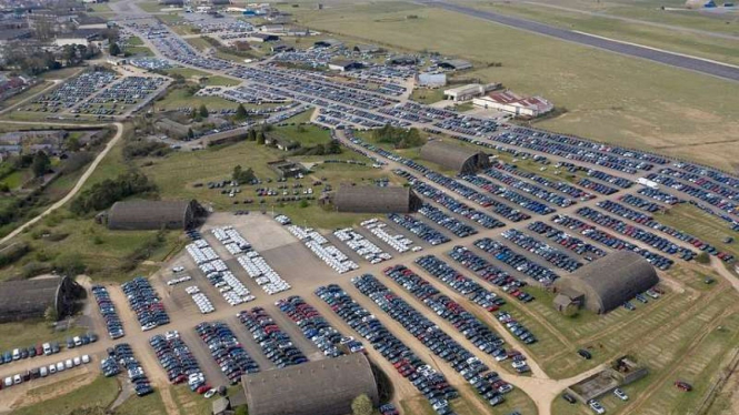 Parkiran pangkalan udara Inggris penuh dengan mobil baru tak terjual.