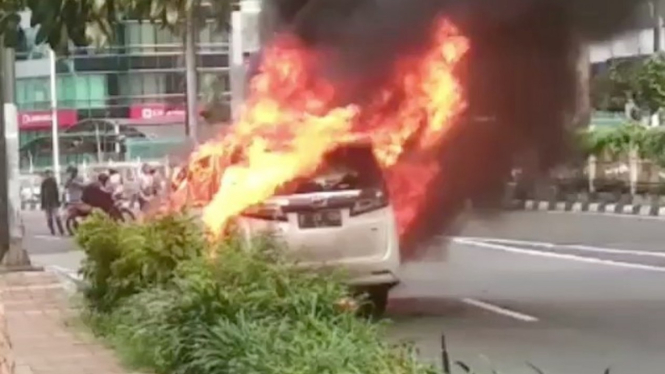 Toyota Alphard terbakar di Pondok Indah
