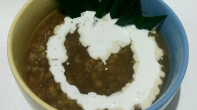 Bubur kacang hijau kental.