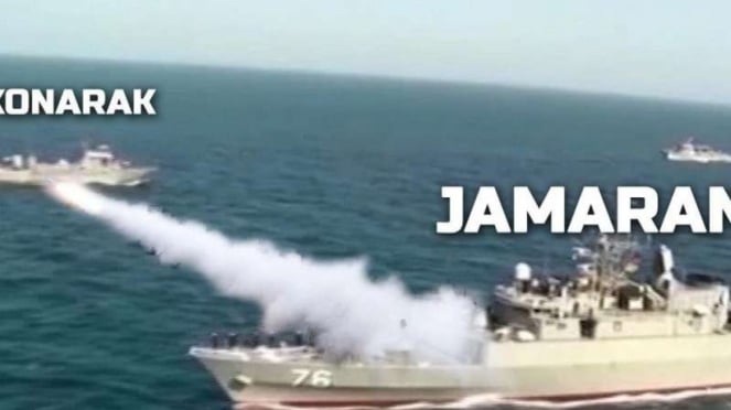 VIVA Militer: Kapal Perang Iran Jamaran menembak rudal ke arah Kapal Konarak