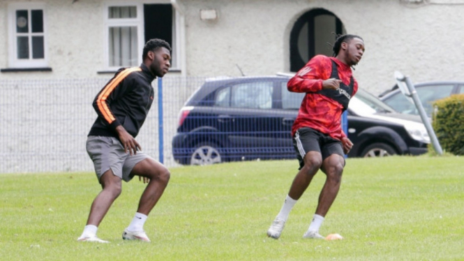 Aaron Wan-Bissaka dan Timothy Fosu-Mensah berlatih di pekarangan sekolah