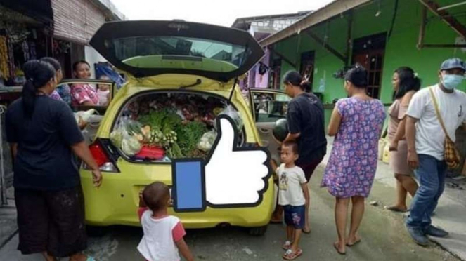 Warga Papua belanja sayur di mobil Honda Brio