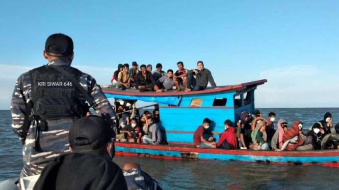 VIVA Militer: Anggota TNI AL Koarmada I menangkap Pekerja Migran Ilegal (PMI)