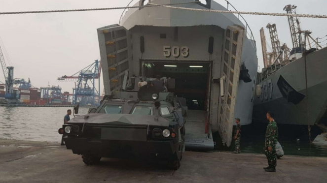 VIVA Militer: Proses Penurunan Tank dari KRI Teluk Amboina 503