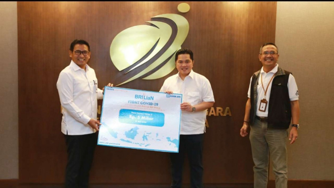 Penyaluran donasi insan BRILian pekerja BRI Grup BRI Grup kepada Yayasan BUMN.