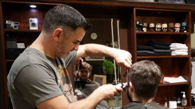 Tukang cukur di Selandia Baru layani pelanggan usai lockdown berakhir