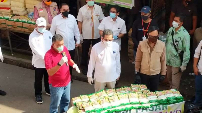 Mendag Agus turun langsung operasi pasar gula di Bogor, Jawa Barat. 