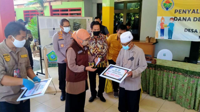 Gubernur Jawa Timur Khofifah Indar Parawansa secara simbolis menyerahkan Bantuan Langsung Tunai Dana Desa kepada warga Brebek, Waru, Kabupaten Sidoarjo.