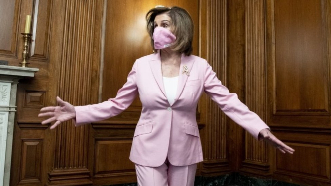 Ketua DPR AS, Nancy Pelosi, selalu mengenakan masker yang cocok dengan busananya selama Mei 2020.-EPA