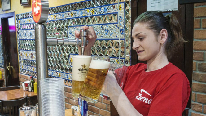 Restoran dan bar di Eropa akan buka kembali mulai hari Senin.-GETTY IMAGES