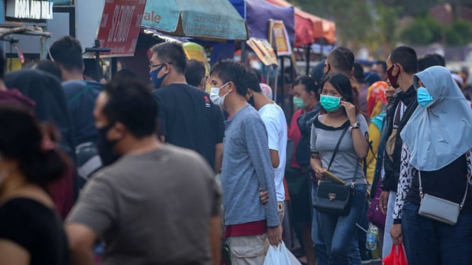 Sejumlah warga beraktivitas di kawasan Pasar Lama, Kota Tangerang