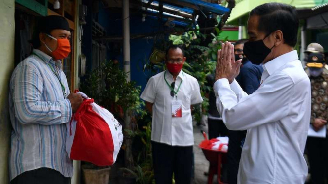 Presiden Jokowi beri salam kepada warga saat tinjau distribusi sembako tahap III