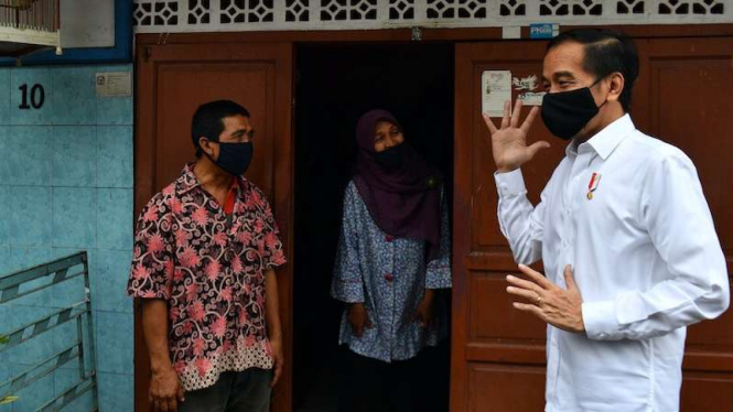 Presiden Jokowi menyapa warga saat meninjau proses distribusi sembako tahap III