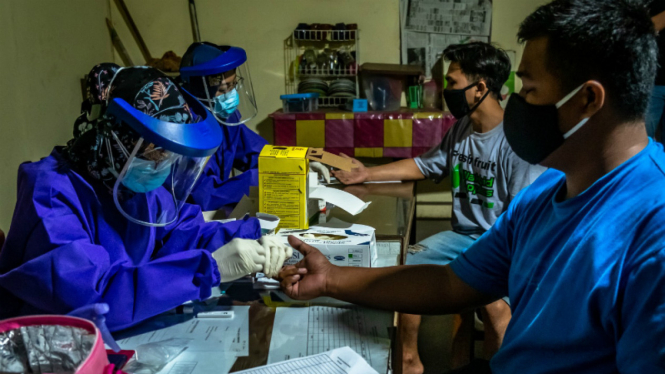 Petugas medis lakukan rapid test Corona Covid-19 di Pasar Johar, Semarang