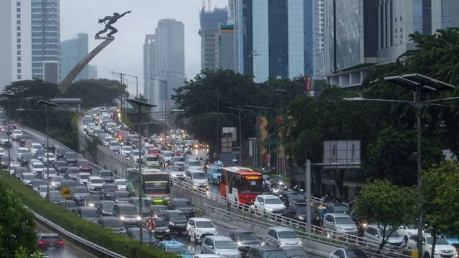Sejumlah pengendara kendaraan bermotor mengalami kemacetan lalu lintas di Tol Dalam Kota dan Jalan MT Haryono, Pancoran, Jakarta, Senin (18/5/2020).