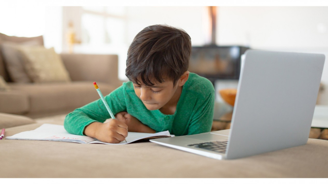 Anak sedang melakukan proses kegiatan belajar-mengajar (KBM) online.