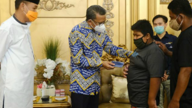 Gubernur Sulsel Nurdin Abdullah beri beasiswa ke bocah penjual Jalangkote