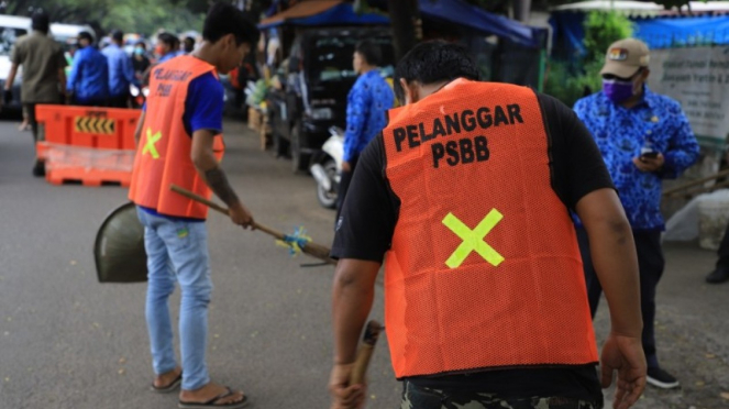 Pelanggar peraturan PSBB dikenakan sanksi sosial di Kota Tangerang 