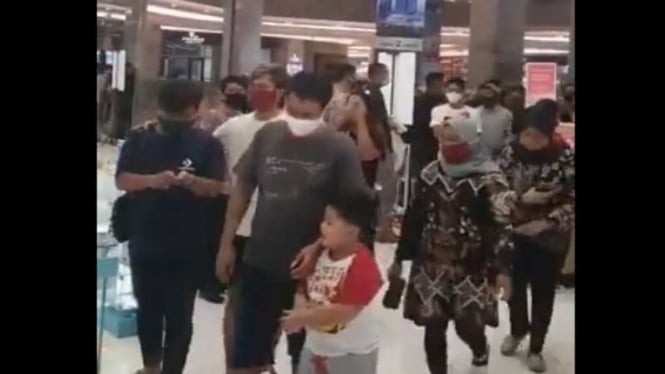 Warga Surabaya memadati Mall Pakuwon 