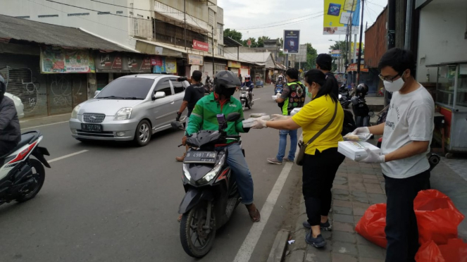 Pembagian menu berbuka puasa untuk driver ojol