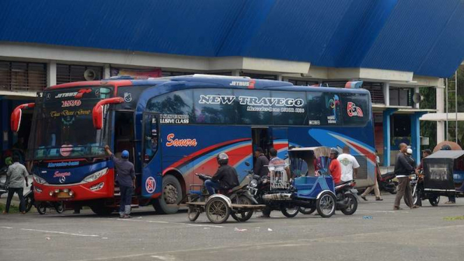 Sebuah bus umum antar provinsi yang datang dari Medan, Sumatra Utara, menurunkan beberapa penumpang saat tiba di Terminal Type A Batoh, Banda Aceh, Aceh, Senin (11/5/2020). 