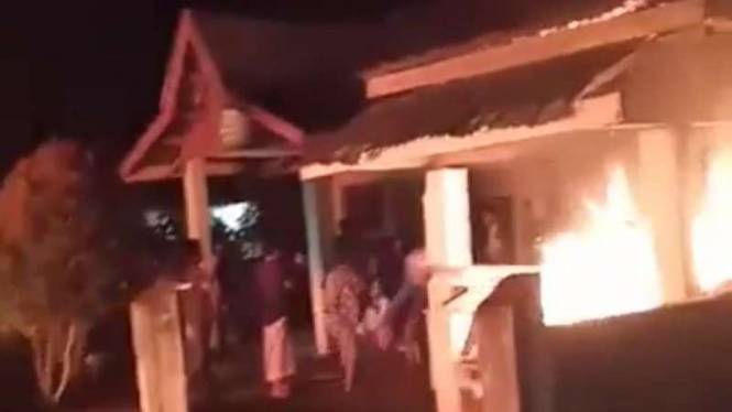 Warga bakar posko covid-19 dan kantor kepala desa karena BLT salah sasaran