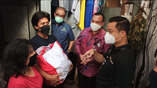Menteri Sosial Juliari P. Batubara saat menyerahkan bansos di Kebayoran Baru, Jakarta Selatan, Selasa (19/5/2020).