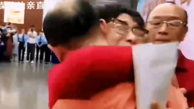 Momen ketika Li Jingzhi melihat putranya untuk pertama kali dalam 32 tahun.-CCTV