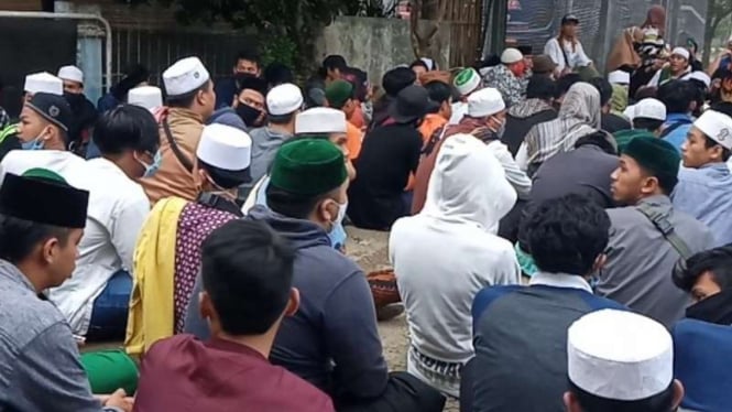 Pendukung Habib Bahar berkumpul di Lapas Gunung Sindur, Bogor, Jawa Barat.