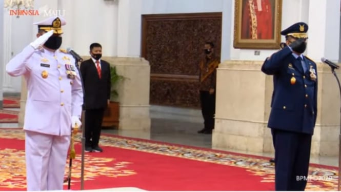 Presiden Jokowi melantik KSAL dan KSAU yang baru di Istana Negara