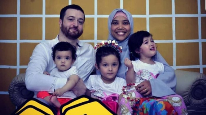 Perayaan lebaran Idul Fitri di Australia tahun ini bertepatan dengan adanya pembatasan sosial akibat COVID-19, sehingga Nila bersama suaminya Peter Lilly (Muaz) dan anak-anak mereka Zahra, Maryam, dan Khadijah Muaz hanya akan merayakannya di rumah.