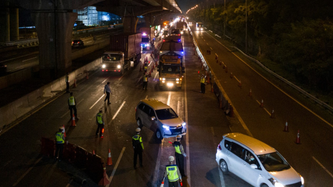 Penyekatan kendaraan yang hendak mudik di Tol Cikampek