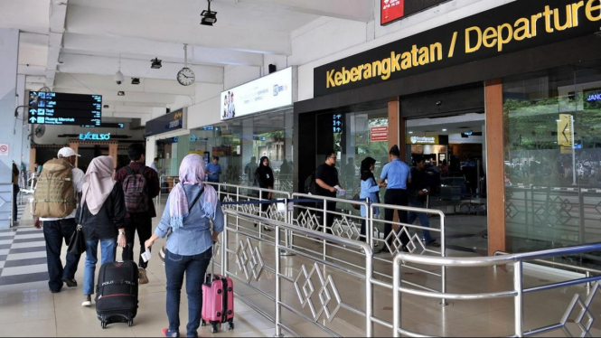 Ilustrasi calon penumpang pesawat terbang di Bandara Halim Perdanakusumah Jakarta.