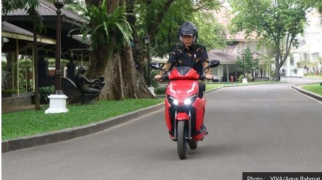 Presiden Joko Widodo mencoba motor listrik Gesit.