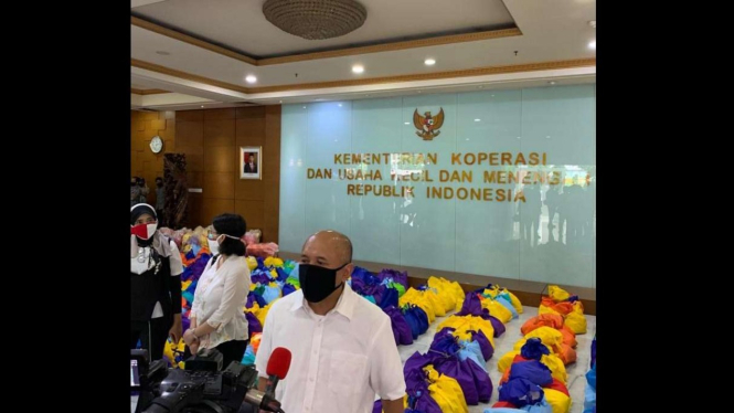 Penyerahan bantuan 1.000 paket sembako dari Ikatan Keluarga Alumni ITS kepada KemenKopUKM untuk pelaku UMKM terdampak Covid-19. 