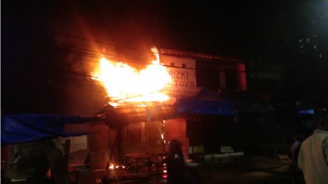 Diduga kena petasan tawuran warga, kios di Pasar Gembrong terbakar