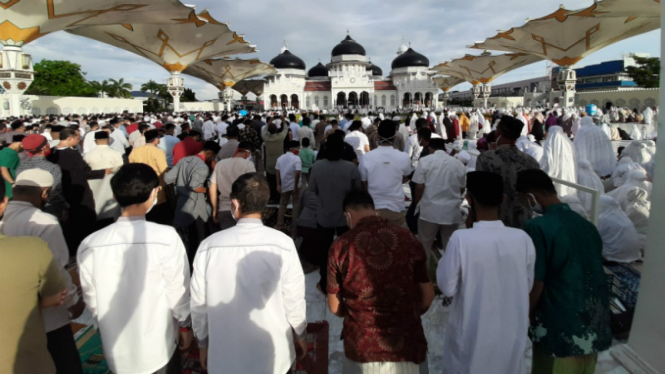 Ribuan jamaah salat idul fitri 1441 H di Masjid Raya Baiturrahman Banda Aceh.