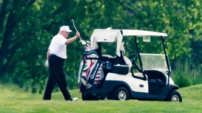 Presiden Amerika Serikat, Donald Trump, sedang main golf. 