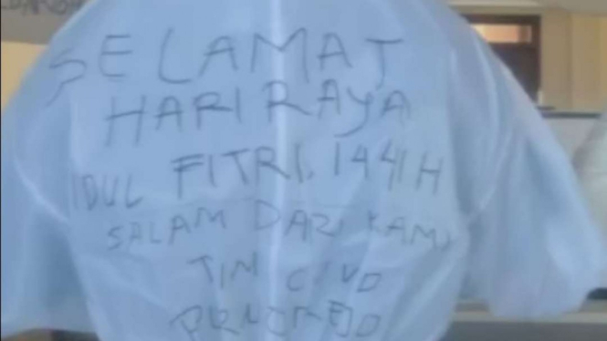Petugas medis tulis ucapan selamat hari raya Idul Fitri di APD