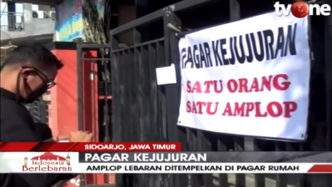 Seorang warga Sidoarjo buat 'Pagar Kejujuran' bagikan amplop lebaran di rumahnya