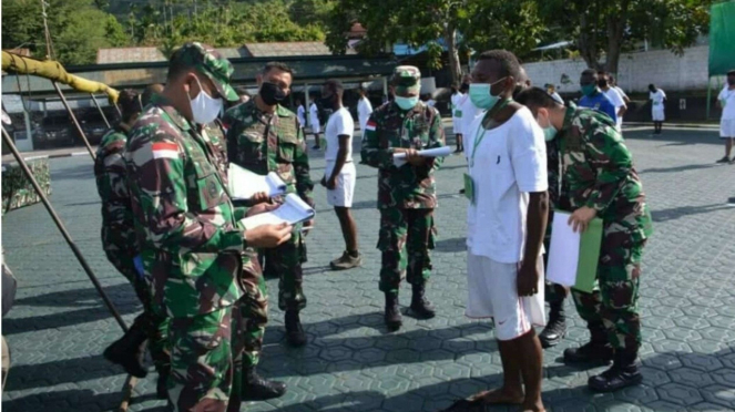 VIVA Militer: Pemuda Papua yang Hendak Mengikuti Test Seleksi TNI AD
