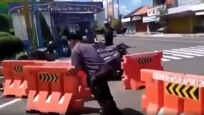 Pria bongkar barikade polisi
